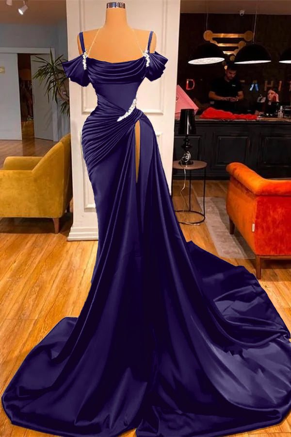 Dunkelgrünes, schulterfreies Ballkleid mit langem Schlitz