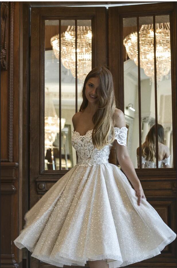 Kurzes, schulterfreies Brautkleid in A-Linie mit Spitzenapplikationen