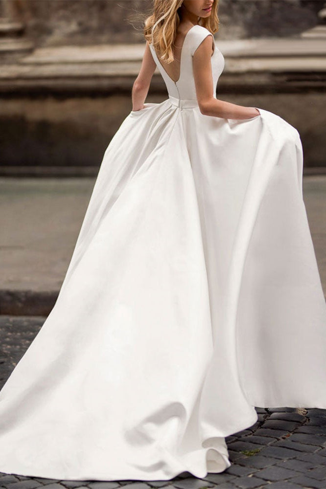 Brautkleid mit Flügelärmeln und Taschen