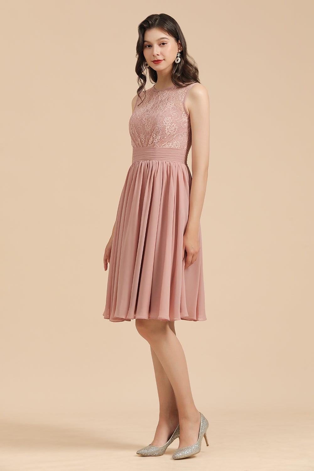 Hier können Sie bei babyonlinedress.de Brautjungfernkleider Kurz Altrosa online kaufen. Chiffon Kleider Mit Spitze für Sie zur Hochzeit gehen.