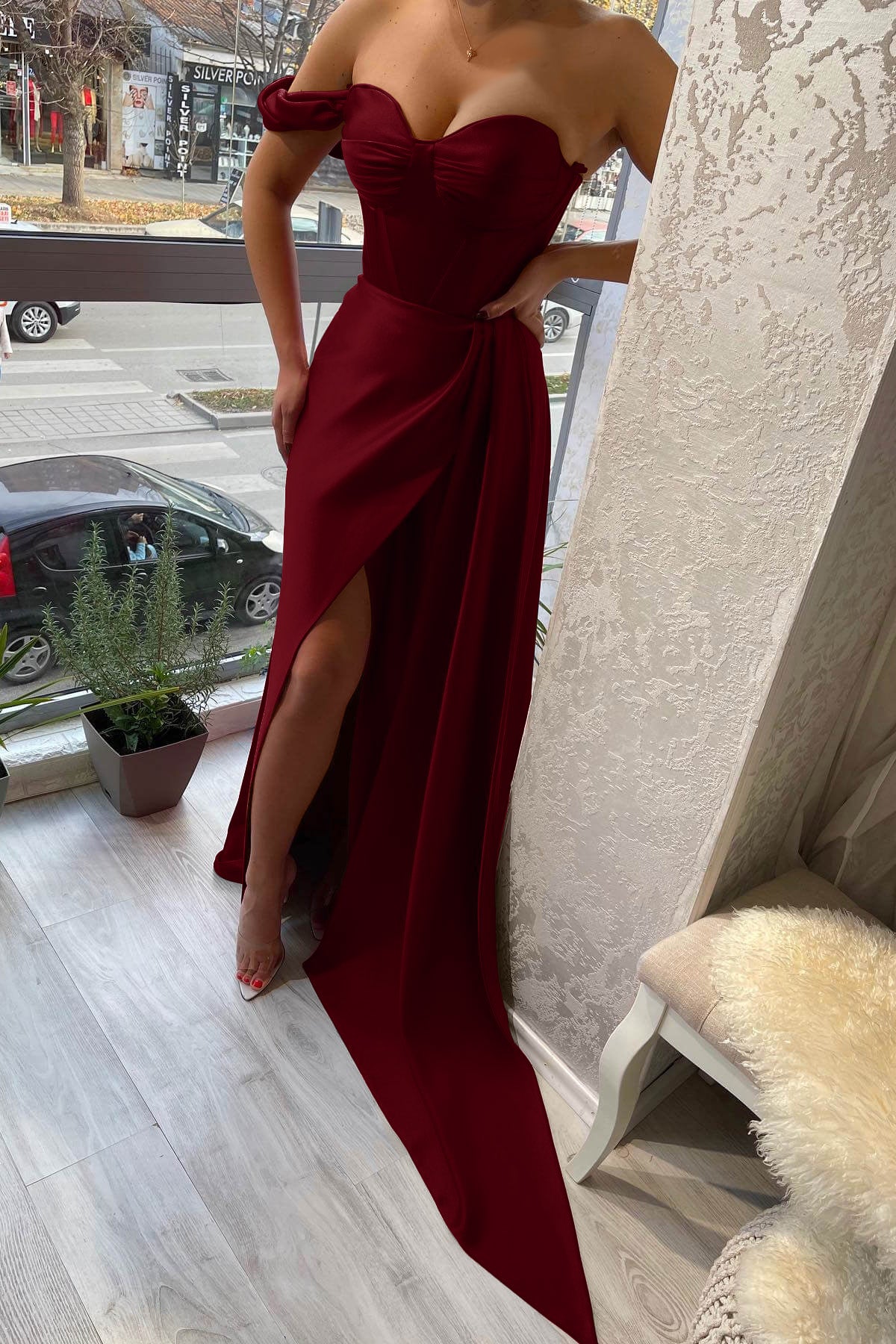 Atemberaubendes, schulterfreies, herzförmiges, geschlitztes Abendkleid mit Rüschen