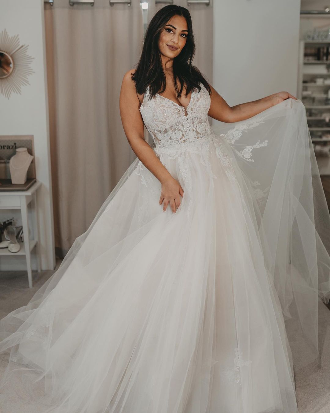 Elegantes langes Brautkleid in A-Linie mit V-Ausschnitt und offenem Rücken aus Tüll