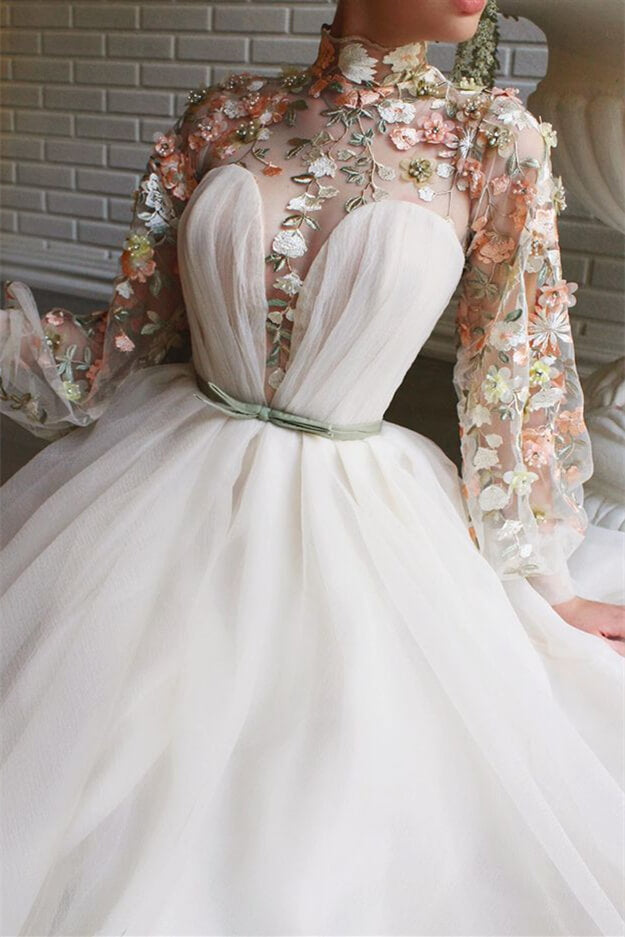 Weißes Abendkleid im Meerjungfrau-Stil mit hohem Kragen und langen Ärmeln und geschlitzten Blumen
