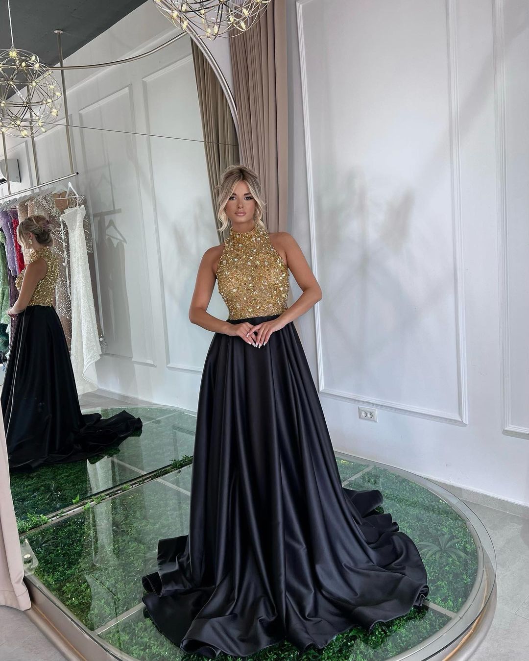 Elegantes schwarzes Ballkleid mit goldenen Pailletten, langem, ärmellosem Neckholder