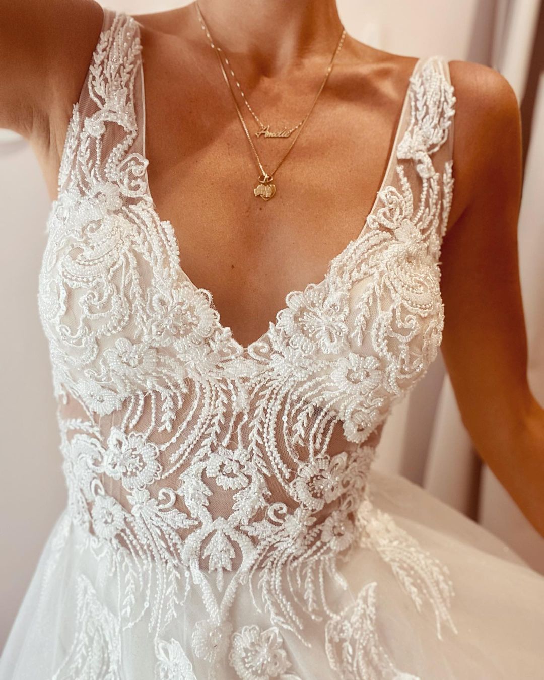 Elegantes, rückenfreies Brautkleid in A-Linie mit tiefem V-Ausschnitt und Spitzenapplikationen