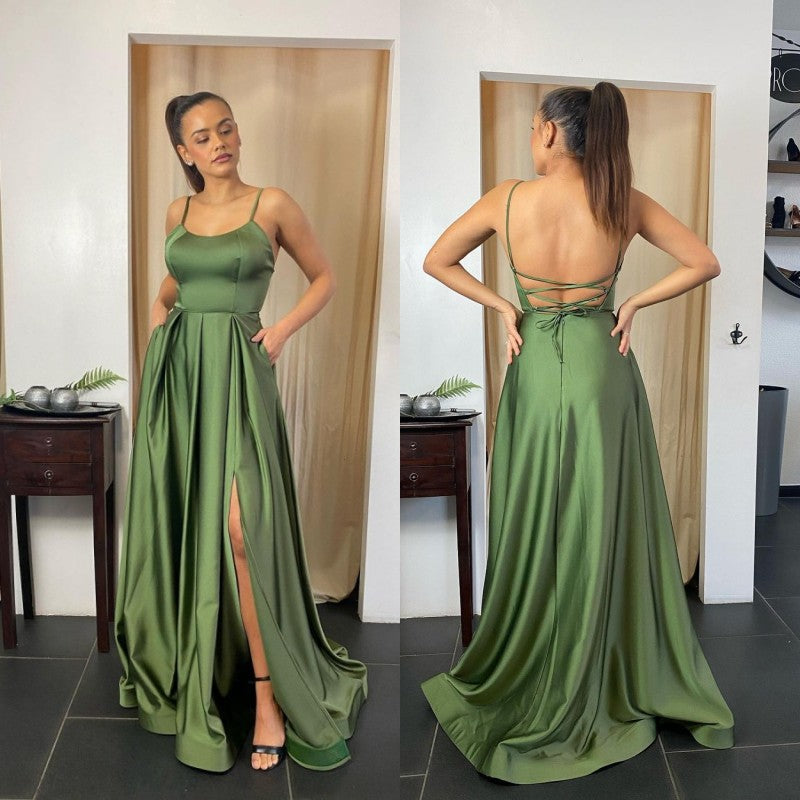 Langes Ballkleid mit Spaghettiträgern und Tasche