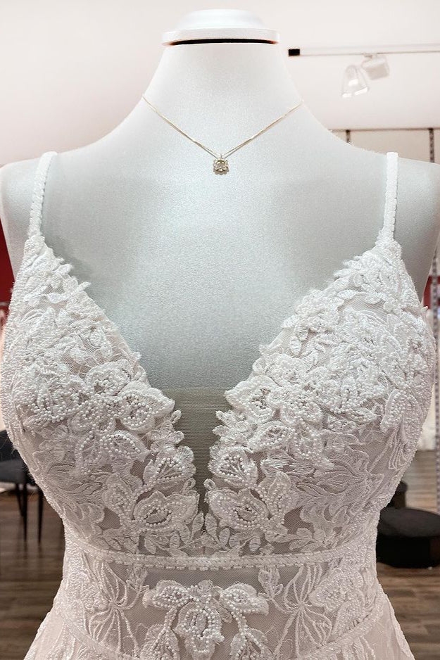 Langes Brautkleid, A-Linie, V-Ausschnitt, ärmellos, rückenfrei, mit Rüschen, Tüllapplikationen und Spitze