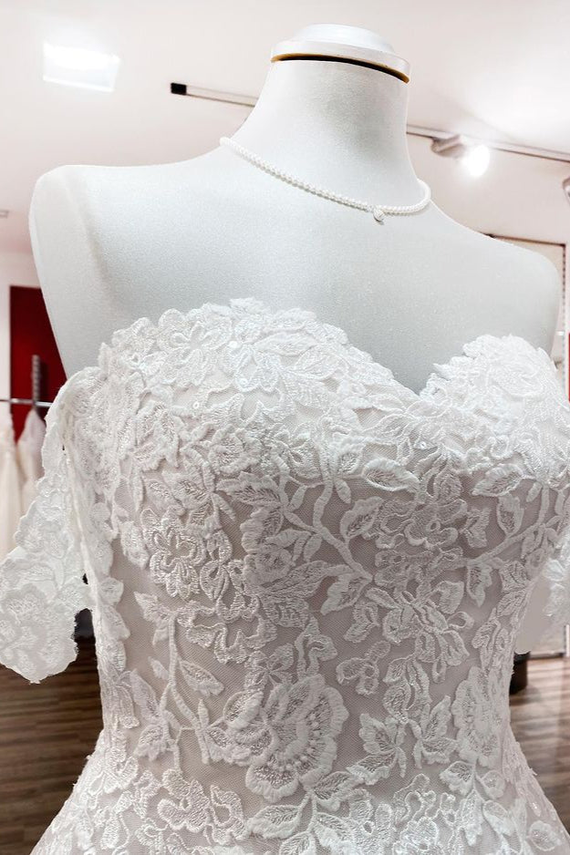 Bescheidenes langes schulterfreies Prinzessinnen-Brautkleid mit Tüll-Spitzenrüschen