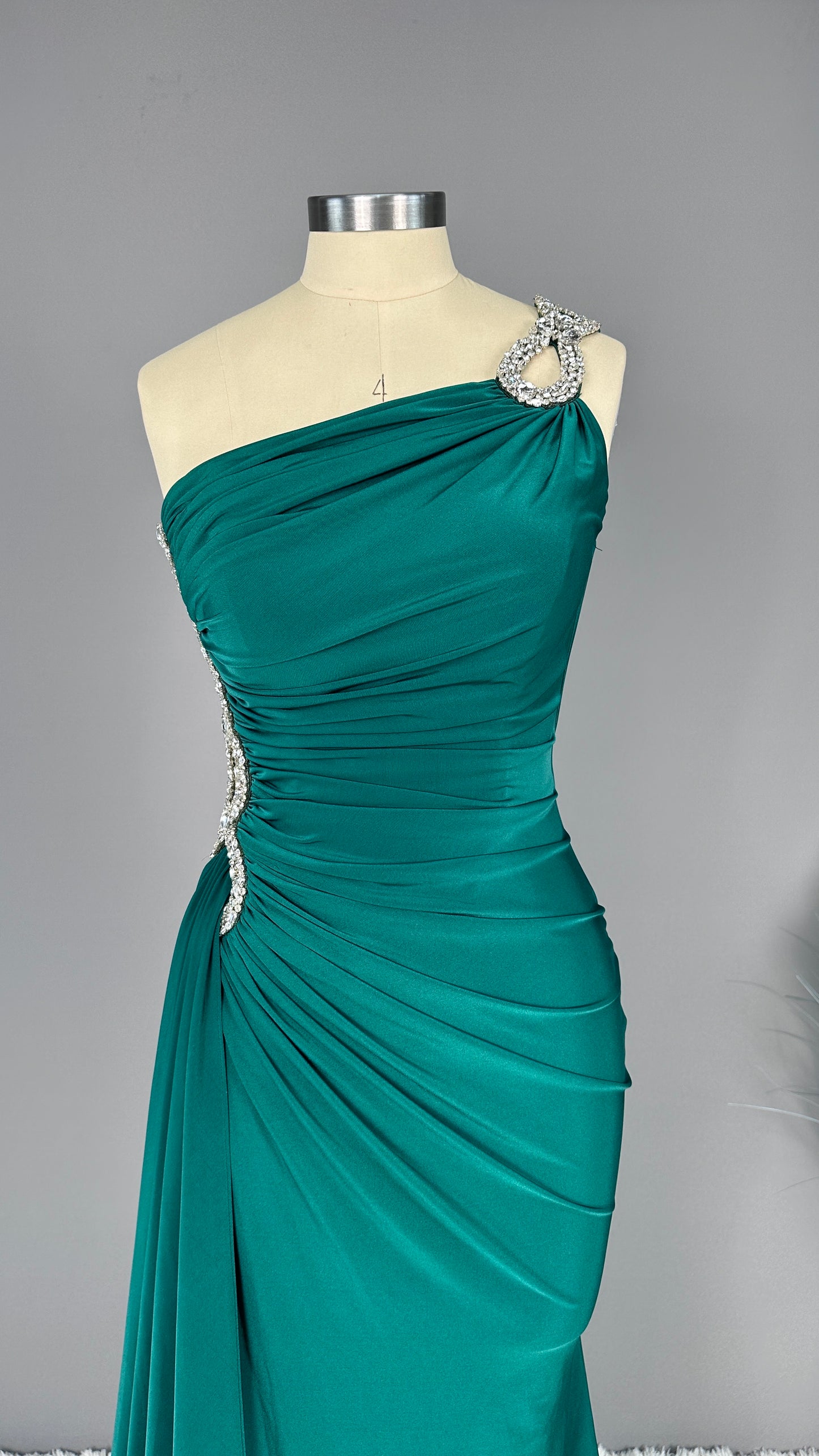 Abendkleid lang, smaragdgrün, ärmellos, One-Shoulder-Applikationen
