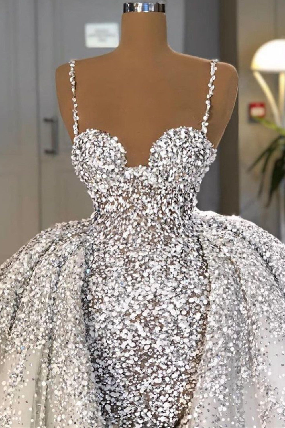 Brillantes Schatz-Pailletten-Meerjungfrau-Brautkleid mit Rüschenschleppe