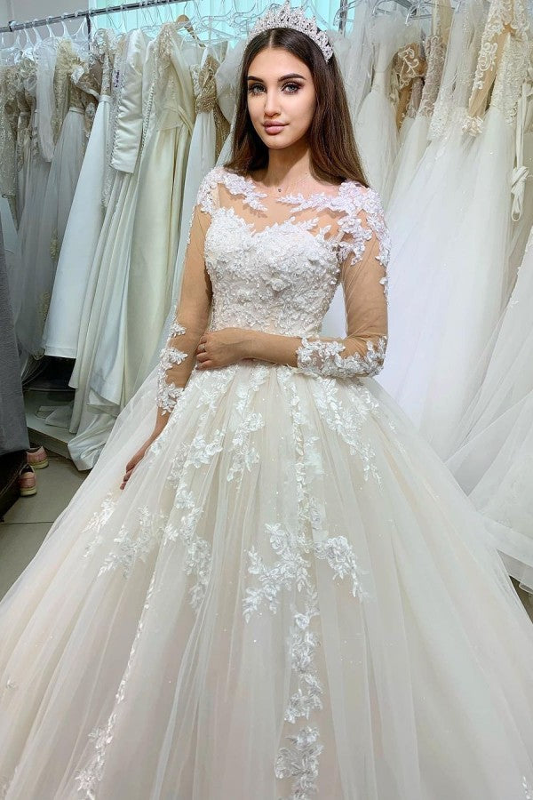 Bateau-Brautkleid im Prinzessin-Stil mit langen Ärmeln, bodenlang und Applikationen aus Spitzentüll