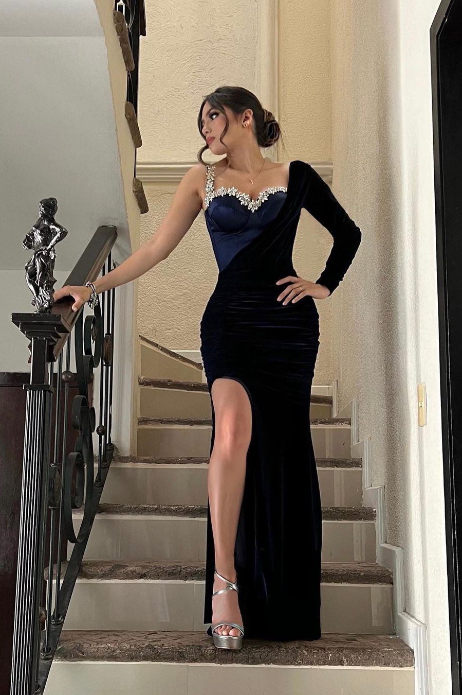 Ein langärmliges Ballkleid mit Perlenstickerei und Schlitz