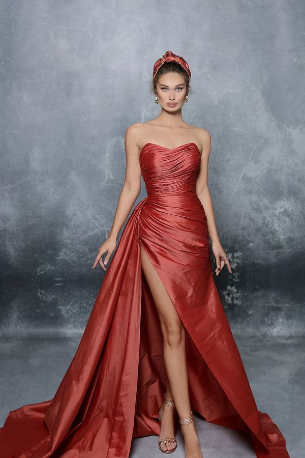 Elegantes blaues, ärmelloses, trägerloses Ballkleid mit Schlitzfalten