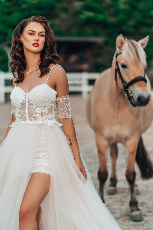 Brautkleid aus Spitze mit Spaghettiträgern, abnehmbaren Ärmeln und Schlitz