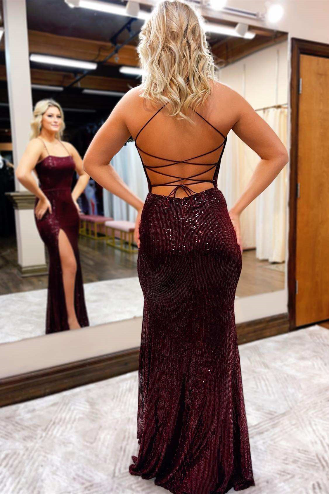 Wunderschönes Abendkleid mit Spaghettiträgern und Paillettenschlitz