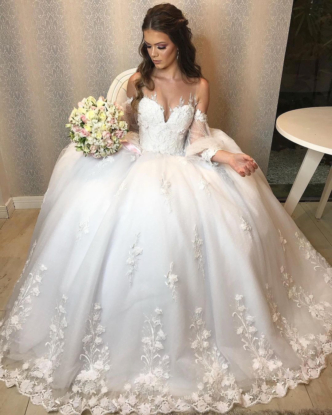 Elegantes langes schulterfreies Prinzessin-Brautkleid mit Blasenärmeln