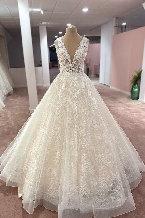 Schlichtes Brautkleid in A-Linie mit V-Ausschnitt, breiten Trägern und Spitzenapplikationen