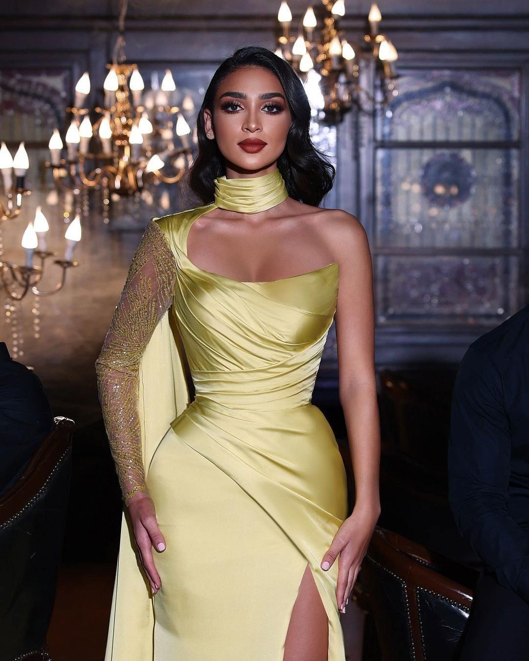 Gelbes One-Shoulder-Abschlussballkleid mit Neckholder, Plissee und hohem Schlitz