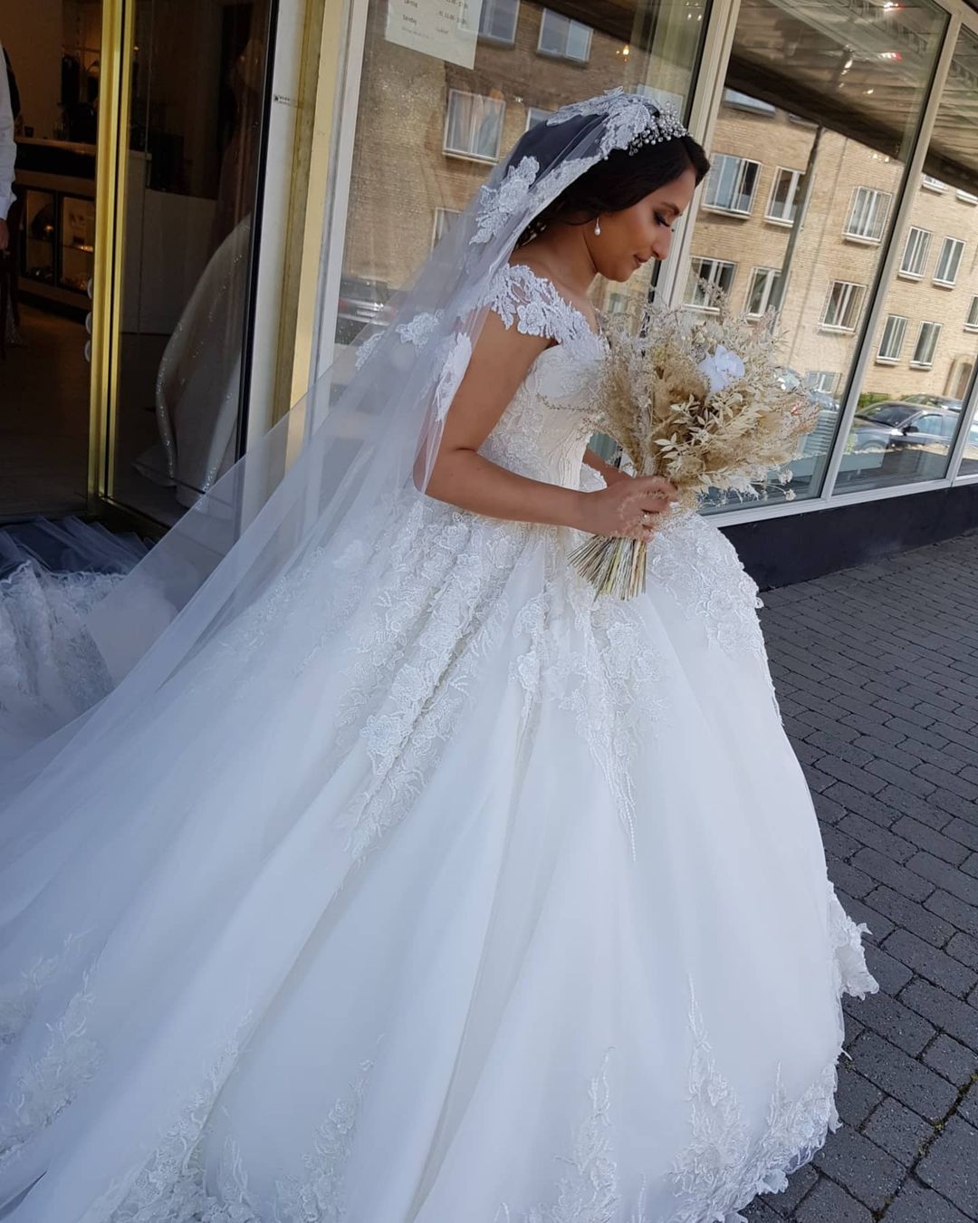Wunderschönes langes schulterfreies Prinzessinnen-Brautkleid mit Spitze