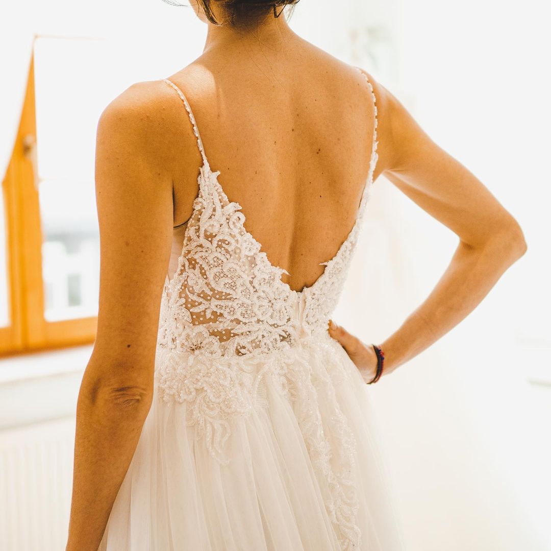 Langes A-Linien-Brautkleid mit Spaghettiträgern und Tüll, ärmellos