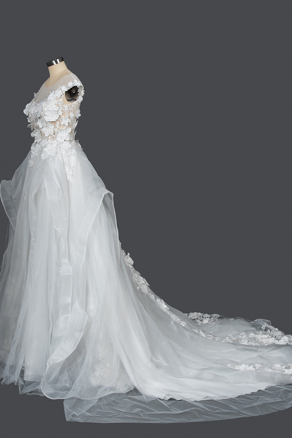 Ballkleid-Hochzeitskleid mit Flügelärmeln, Juwelen und Blumenapplikationen