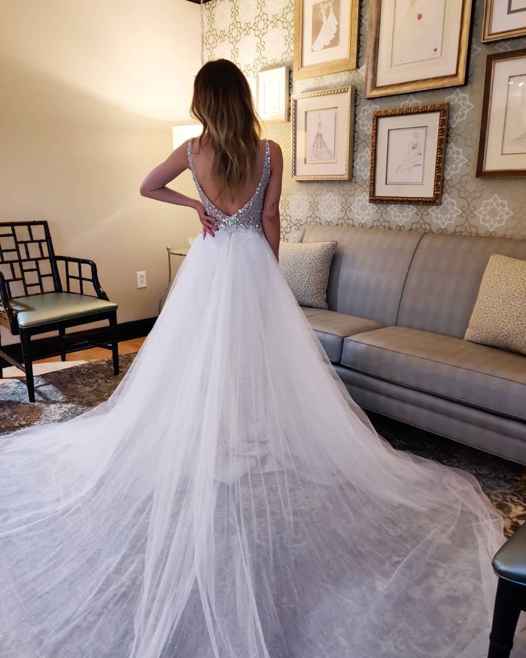 A-Linie, ärmelloses Tüll-Brautkleid mit V-Ausschnitt und offenem Rücken