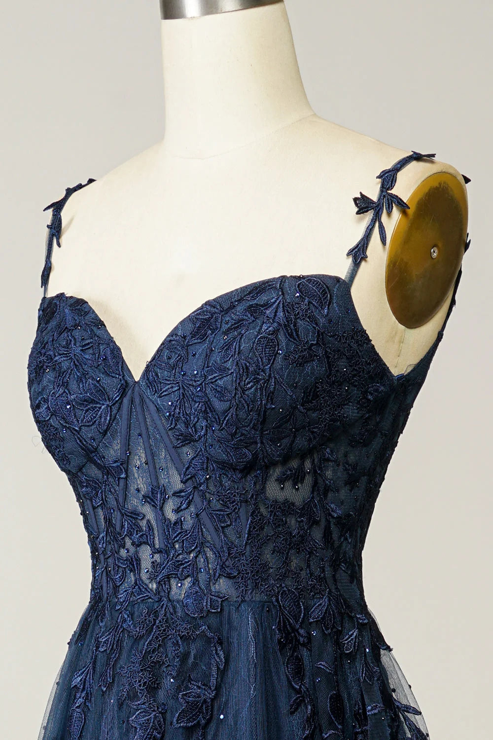 Ärmelloses Abendkleid aus Tüll mit Spaghettiträgern und Applikation im Meerjungfrau-Stil
