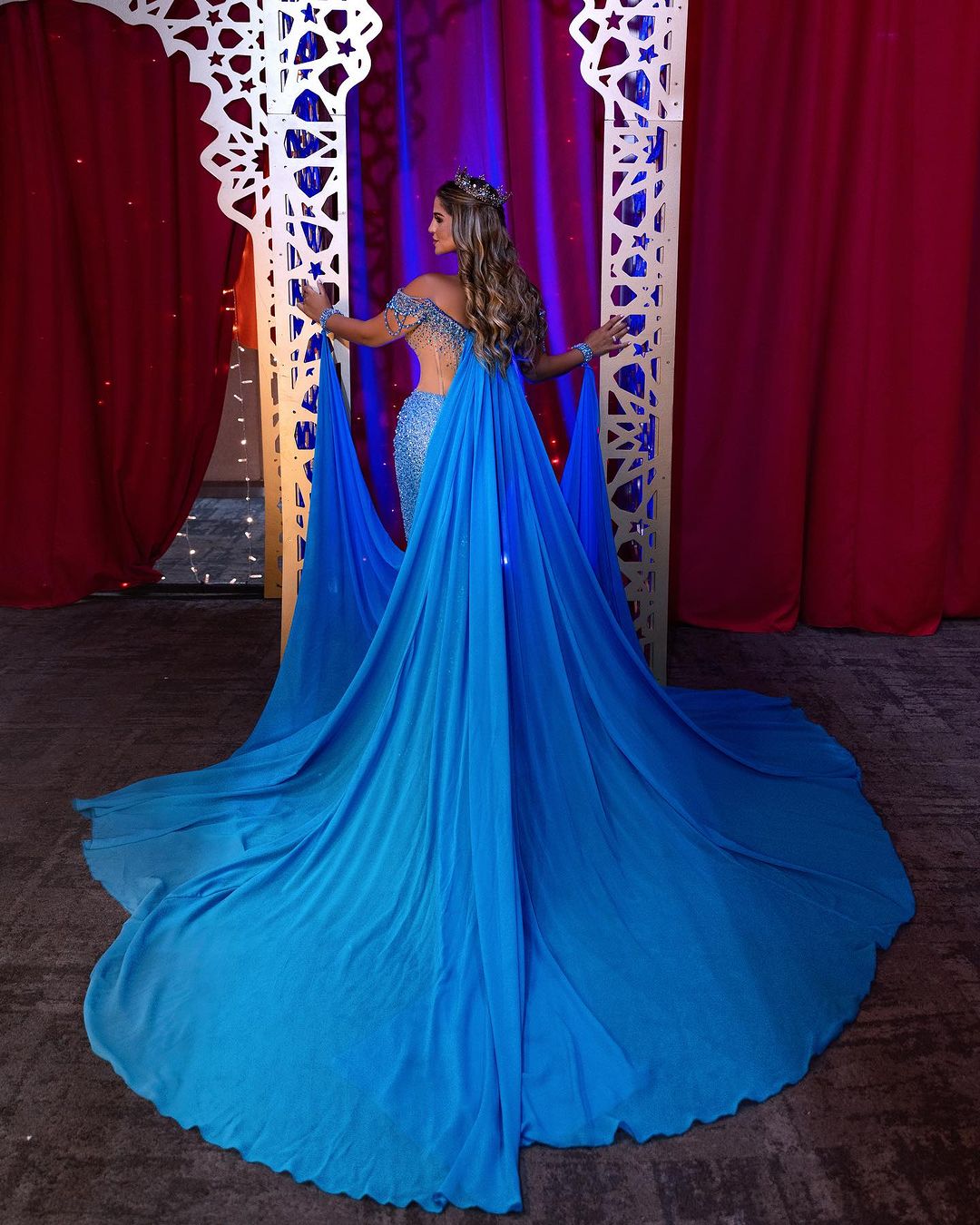 Blaues schweres Ballkleid mit Pailletten, schulterfrei, Perlen, V-Ausschnitt