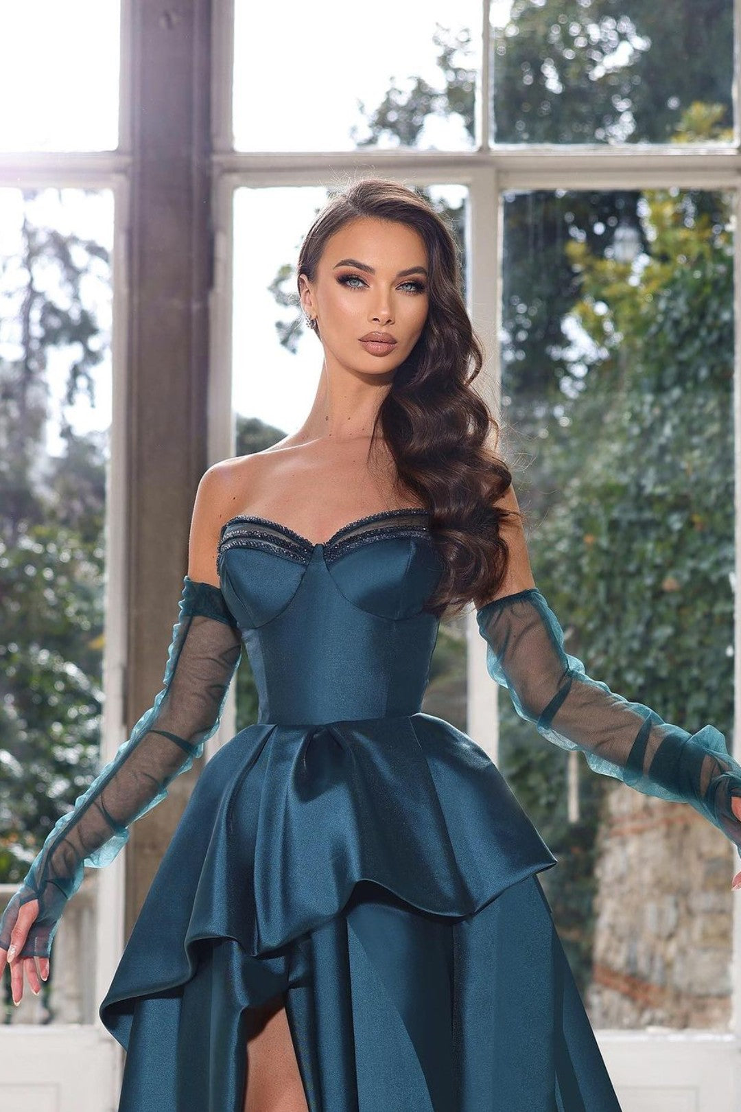 Glamouröses, tintenblaues Ballkleid mit halben Ärmeln und trägerlosem Kleid mit hohem Schlitz