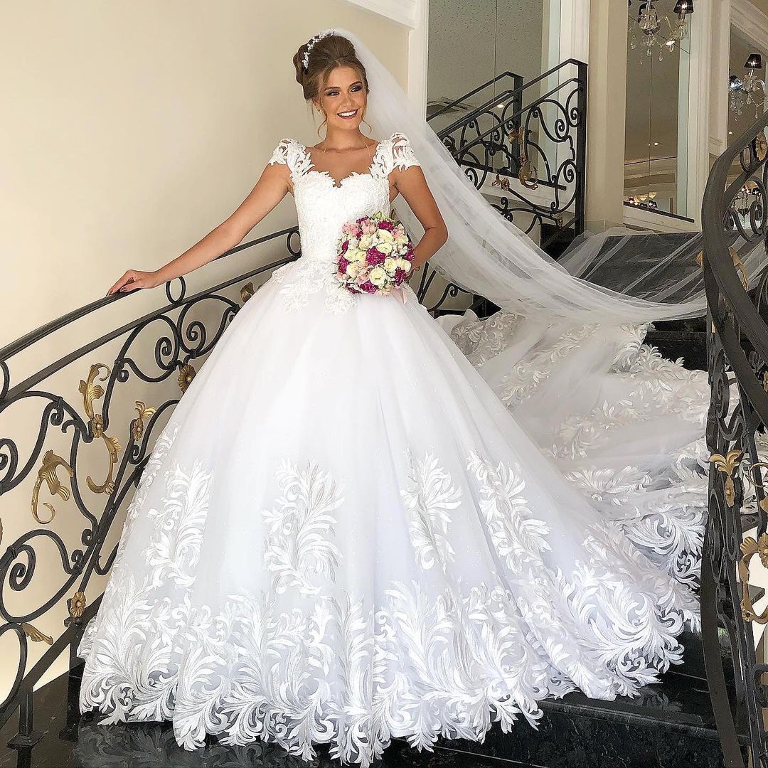 Elegantes Prinzessin-Hochzeitskleid mit langen Flügelärmeln und Tüllspitze
