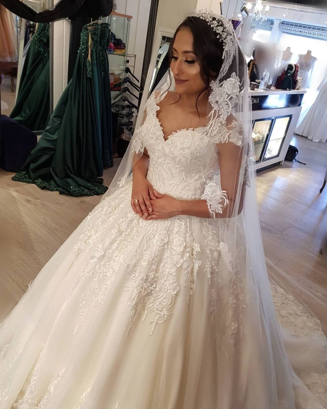 Wunderschönes langes schulterfreies Prinzessinnen-Brautkleid mit Spitze