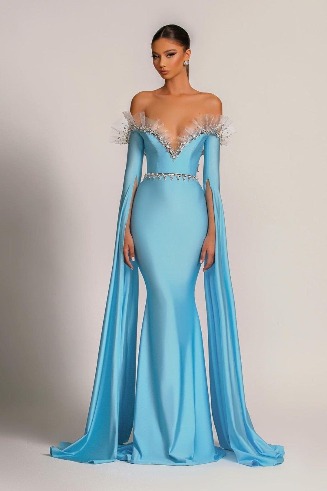 Babyblaues Abendkleid mit V-Ausschnitt und langen Ärmeln aus Tüll