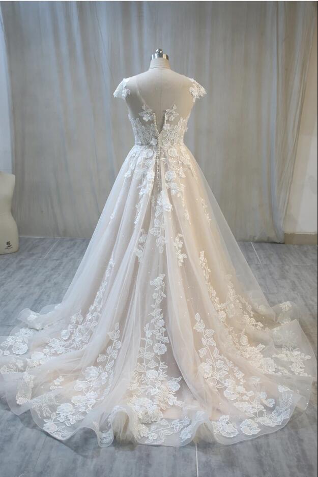 Bodenlanges Bateau-Brautkleid in A-Linie mit Spitzenapplikationen und Tüll