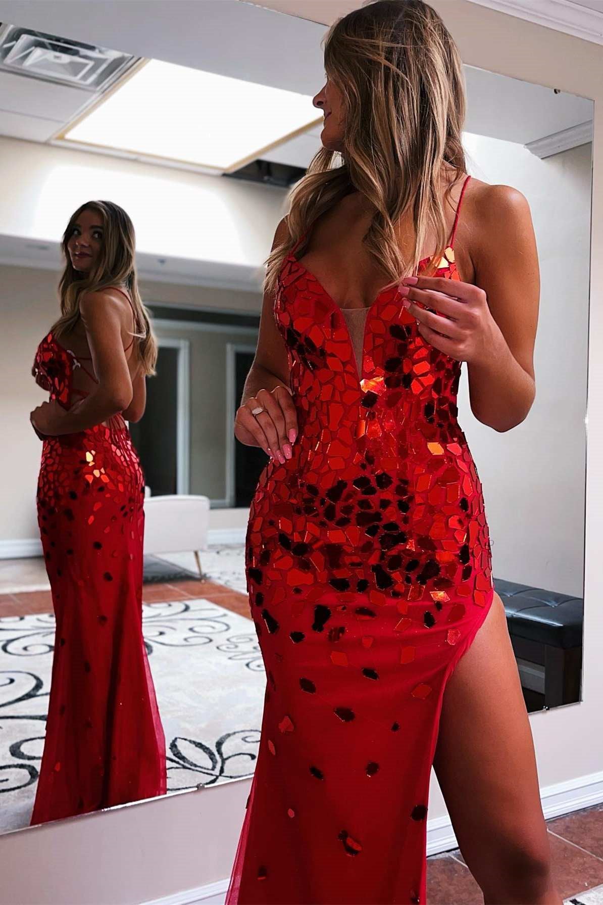 Burgunderrotes Abendkleid mit Spaghettiträgern, Wasserfallausschnitt und hohem Schlitz