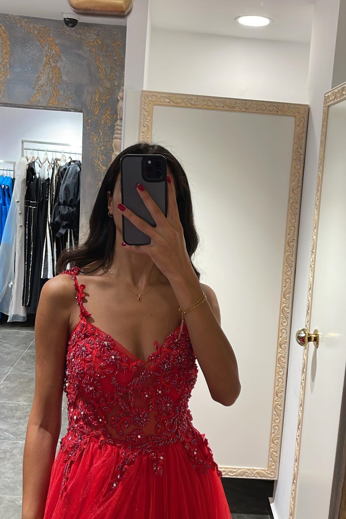 Elegantes Ballkleid mit Spaghettiträgern, Meerjungfrau-Applikationen und Perlenverzierung