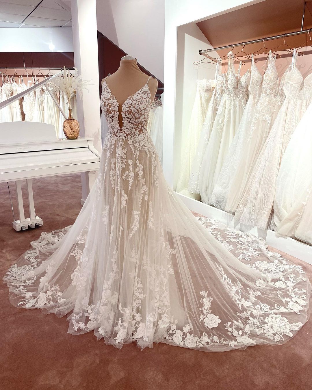 Langes A-Linien-Brautkleid mit V-Ausschnitt, ärmellos, floraler Spitze und Tüll im Boho-Stil