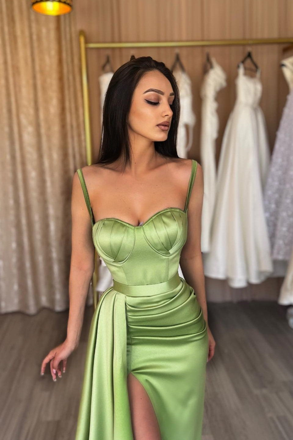 Salbeifarbenes, herzförmiges Meerjungfrau-Abendkleid mit Spaghettiträgern und Schlitz