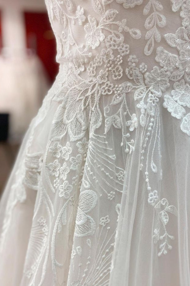 Schlichtes, langes Brautkleid in A-Linie, Tüll, Spitze, V-Ausschnitt, offener Rücken und Applikationen