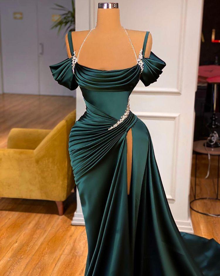 Dunkelgrünes, schulterfreies Ballkleid mit langem Schlitz