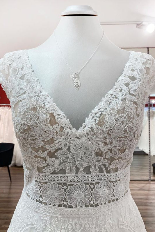 Langes Brautkleid in A-Linie aus Tüll mit V-Ausschnitt und Spitzenapplikationen