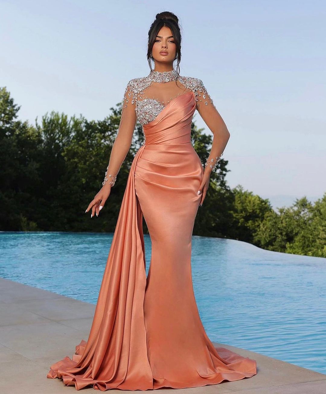 Lila Abendkleid im Meerjungfrau-Stil, lang, aus Satin mit Schleppe, langen Ärmeln