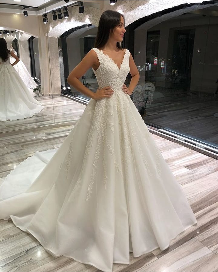 Ärmelloses langes Brautkleid in A-Linie mit V-Ausschnitt und Perlen