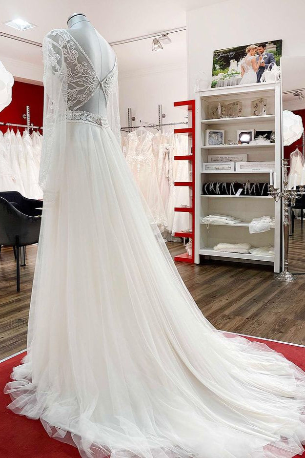 Langes A-Linien-Brautkleid mit herzförmigen Applikationen und Ärmeln, Tüll und Perlenverzierung