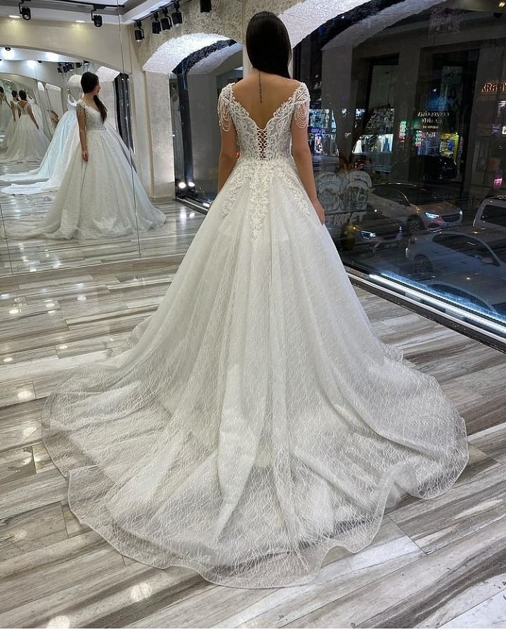 A-Linie, herzförmiges, rückenfreies Brautkleid mit Pailletten und Spitzenapplikationen