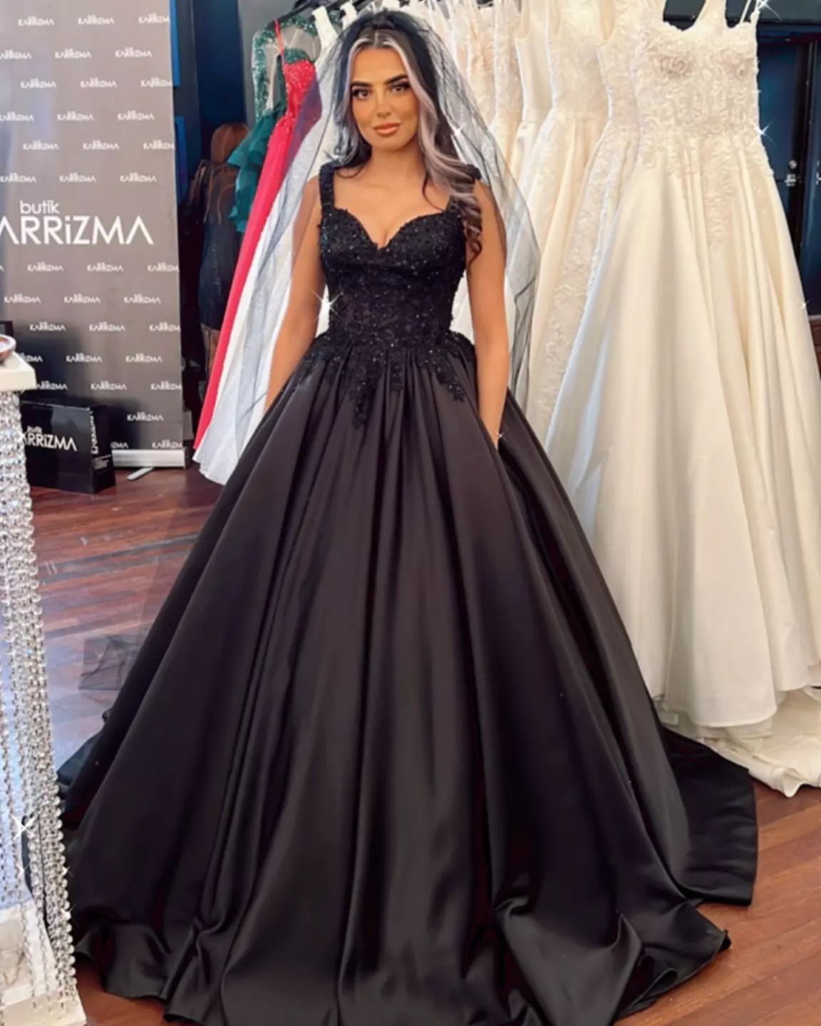 Schwarzes, herzförmiges Ballkleid-Brautkleid mit breiten Trägern und Rüschen
