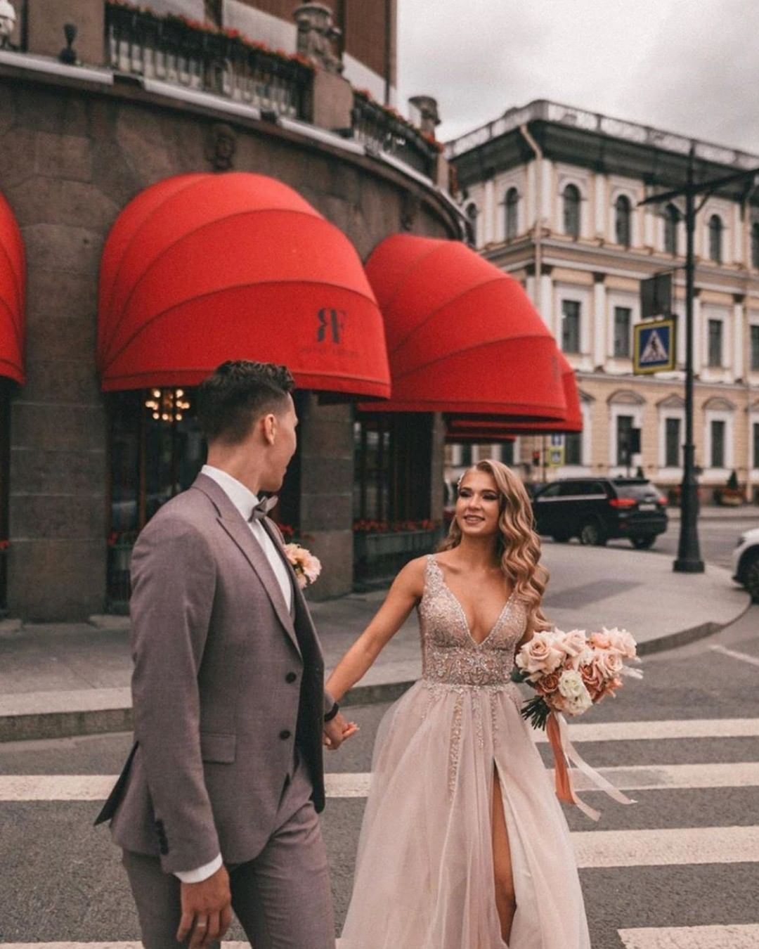 Boho-Brautkleid in A-Linie mit V-Ausschnitt, Tüll und Spitze, Schlitz und Applikationen