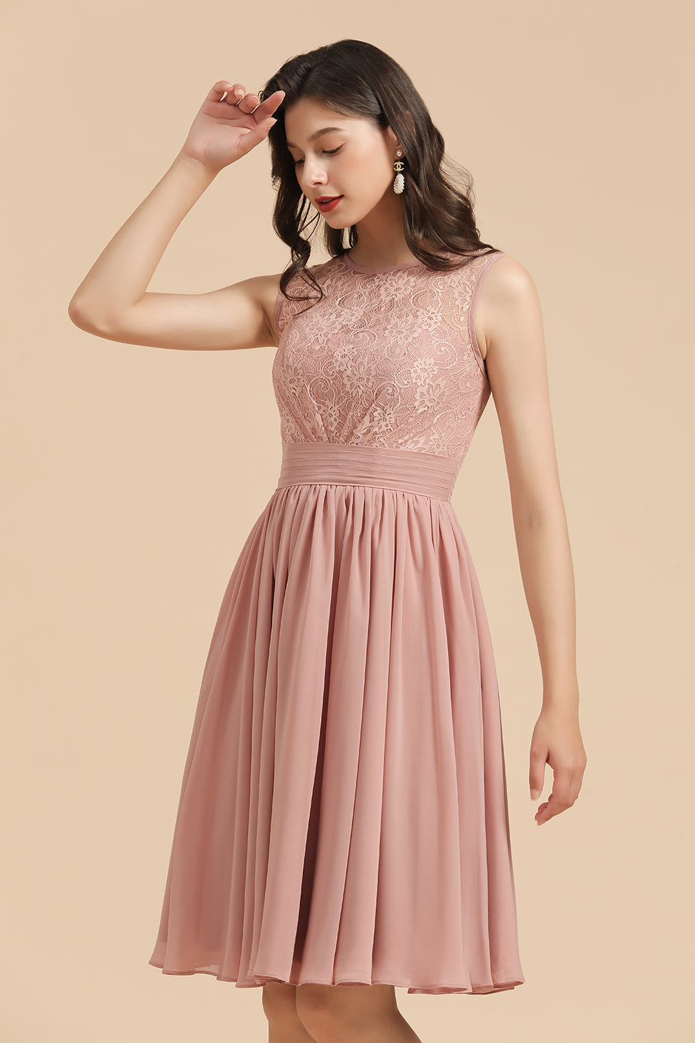 Hier können Sie bei babyonlinedress.de Brautjungfernkleider Kurz Altrosa online kaufen. Chiffon Kleider Mit Spitze für Sie zur Hochzeit gehen.