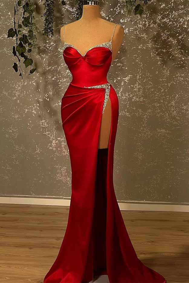 Burgunderrotes Meerjungfrau-Abschlussballkleid mit Spaghettiträgern, Perlenverzierung und Schlitz