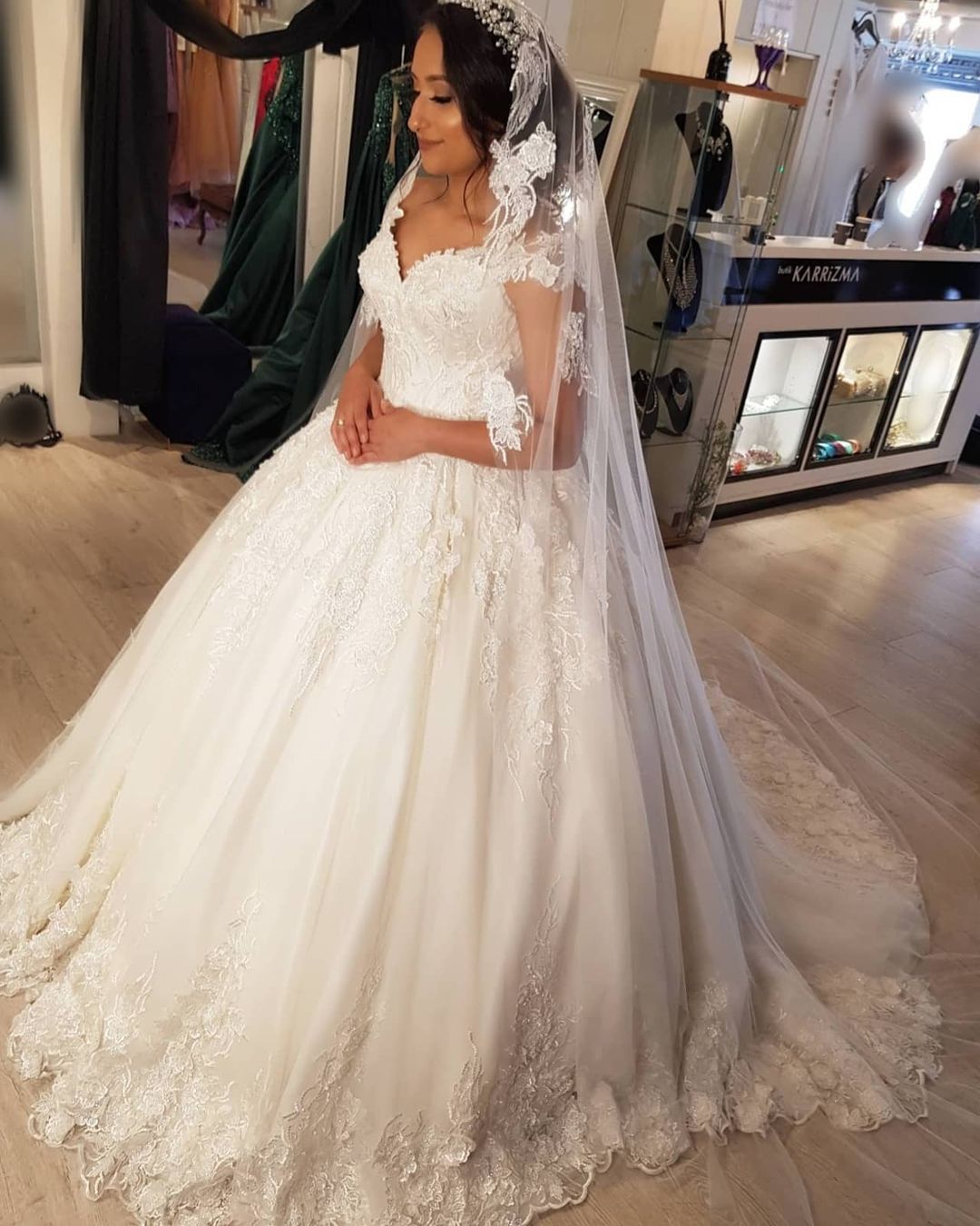 Wunderschönes langes schulterfreies Prinzessinnen-Brautkleid mit Spitze