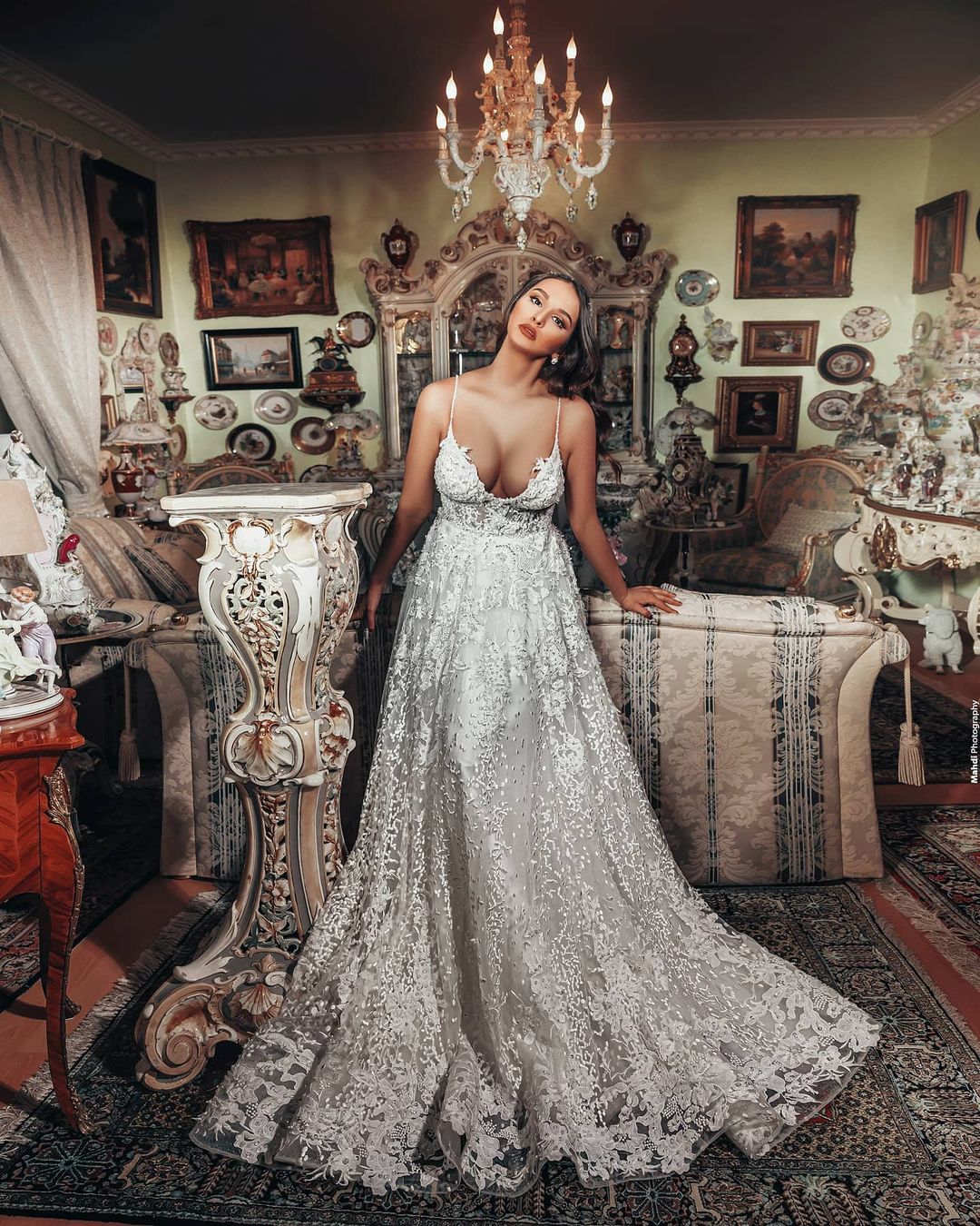 Wunderschönes langes Brautkleid in A-Linie mit V-Ausschnitt und 3D-Blumenspitze